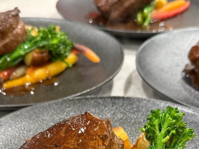 Beef tenderloin under red-wine sauce with broccolini and glazed carrots